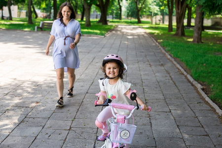 Rowerek dziecięcy 18 cali TOMABIKE z prowadnikiem - PLATINUM - CZARNY-RÓŻOWY